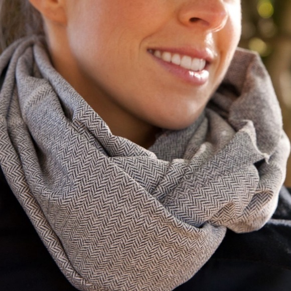 Lululemon Vinyasa Scarf Heathered Deep Coal Ghost Herringbone Chevron - Picture 3 of 7